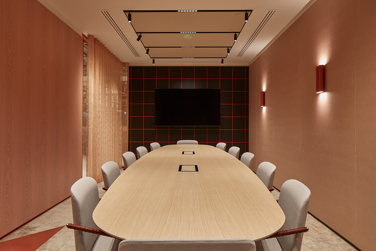 Long meeting room for up to 12 people near St Paul's Cathedral