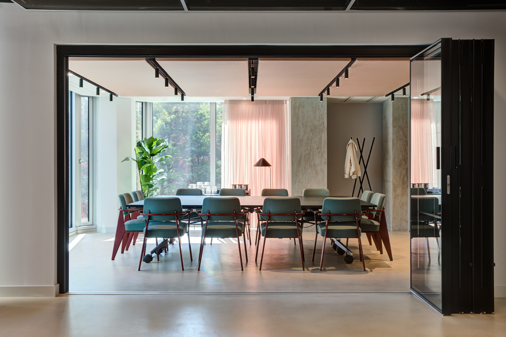 Spacious, light-filled meeting room