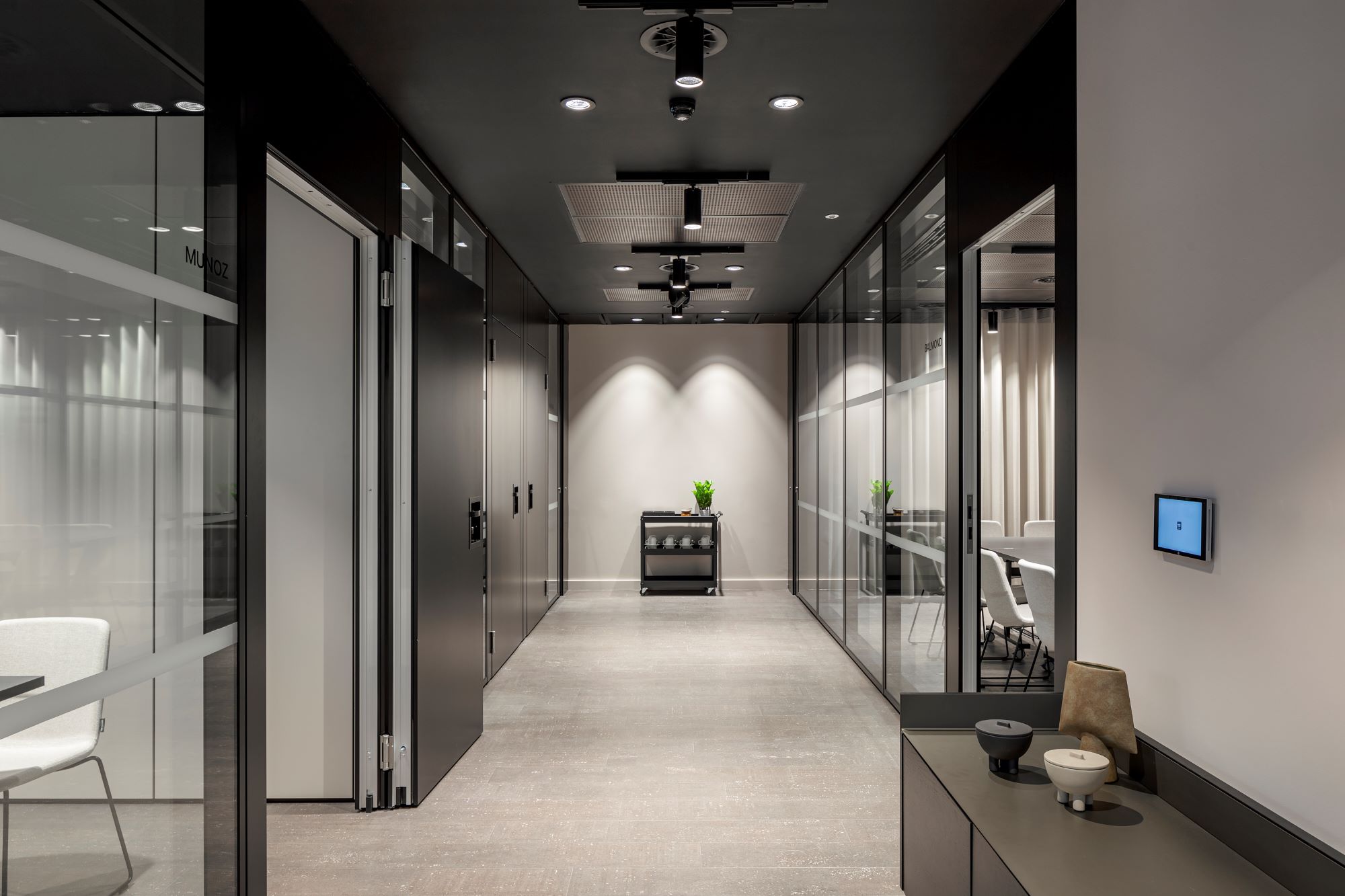 Corridor leading to Munoz meeting room 