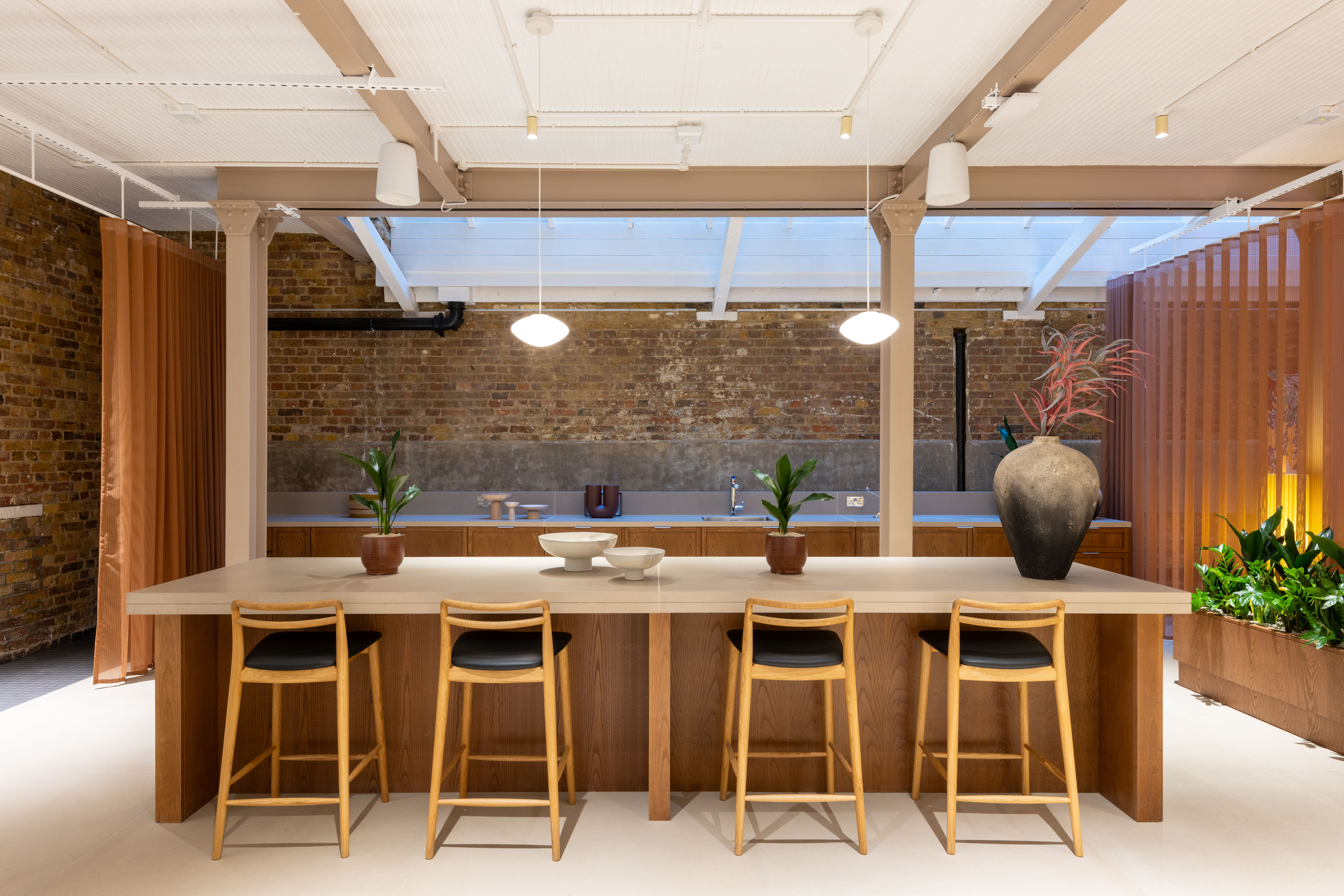 Breakout space for eight people in spacious lounge 